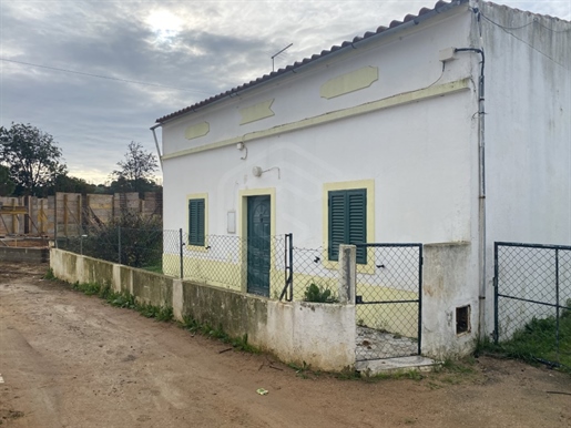 Maison de 3 chambres sur un terrain de 2700 m2 à Ferreiras, Algarve