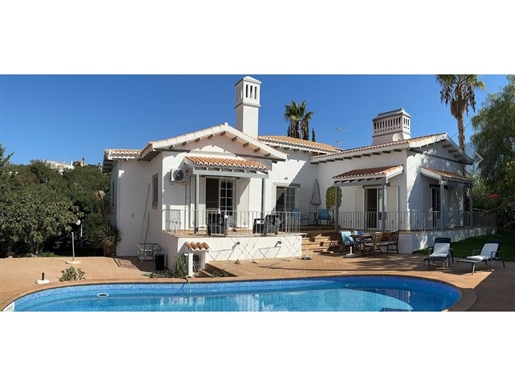 4 bedroom villa with pool on a plot of 1550m2 in Boliqueime, Algarve
