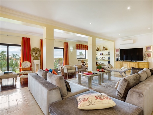 Magnificent 4+1 bedroom detached villa in Fonte Santa, Algarve