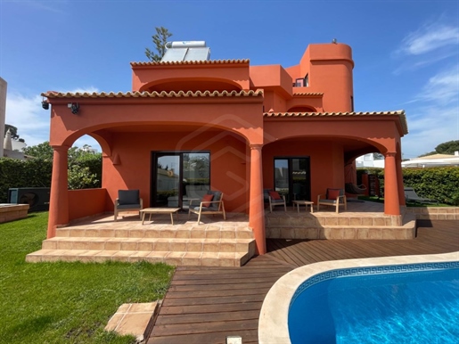 Moradia T4 com piscina em zona tranquila de Vilamoura, Algarve