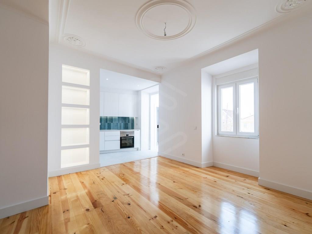 Apartment of 120 m2 with river view with approved project for 3 bedroom duplex with use of attic in