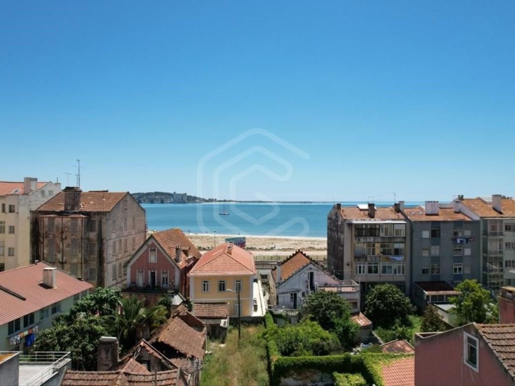 Apartment of 120 m2 with river view with approved project for 3 bedroom duplex with use of attic in