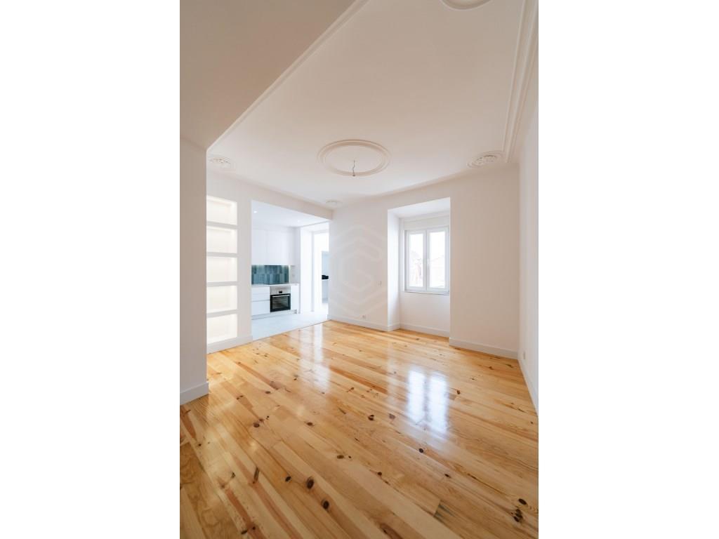 Apartment of 120 m2 with river view with approved project for 3 bedroom duplex with use of attic in