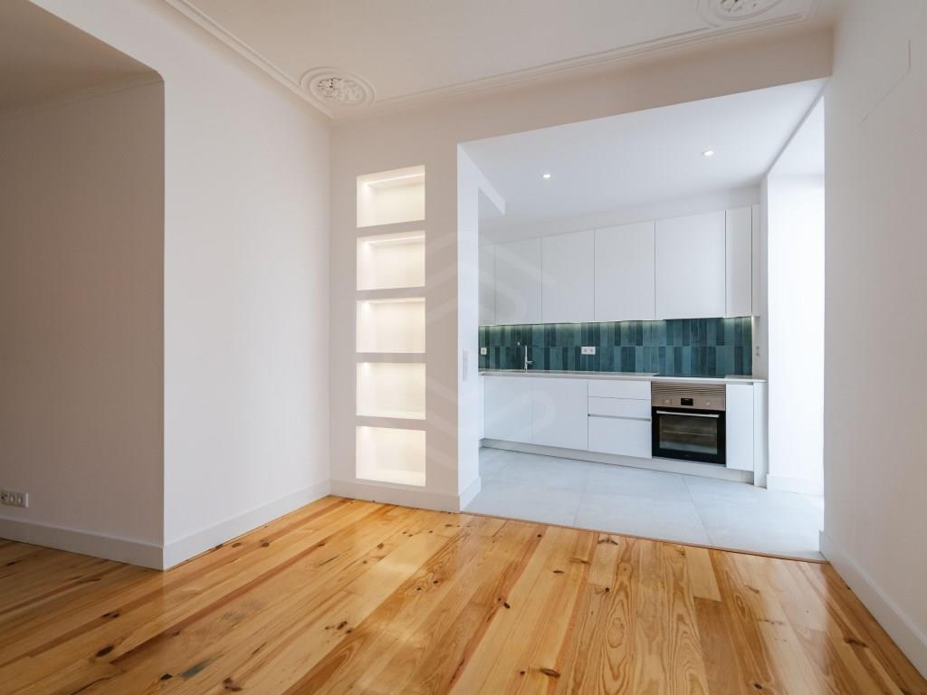 Apartment of 120 m2 with river view with approved project for 3 bedroom duplex with use of attic in