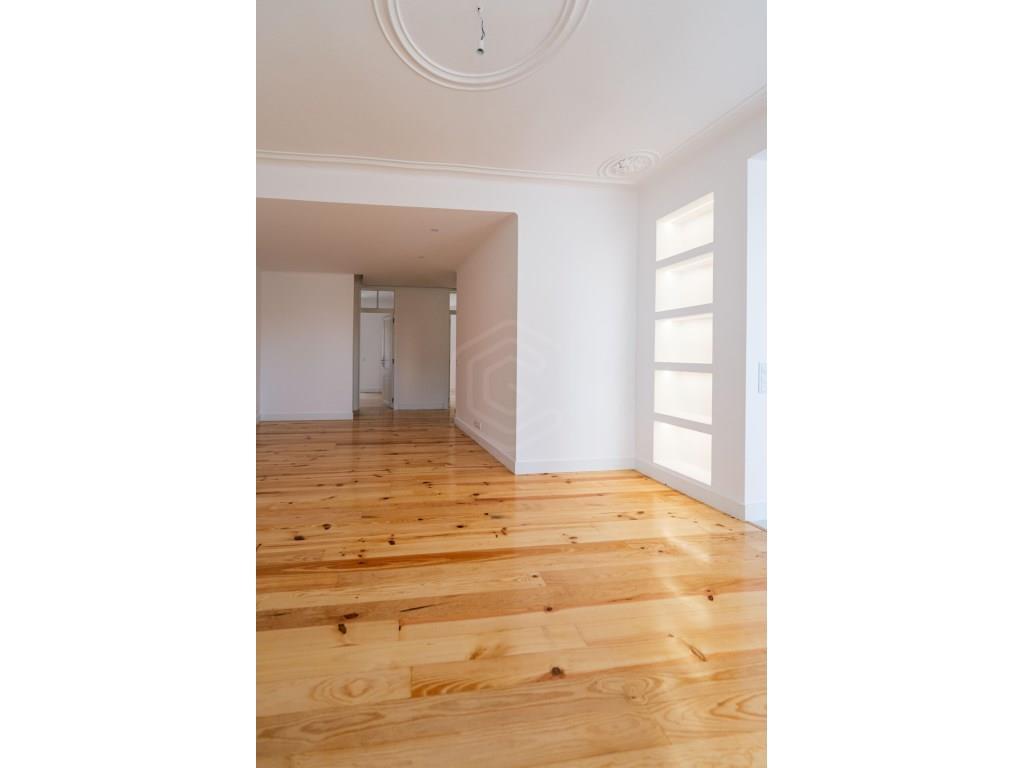 Apartment of 120 m2 with river view with approved project for 3 bedroom duplex with use of attic in