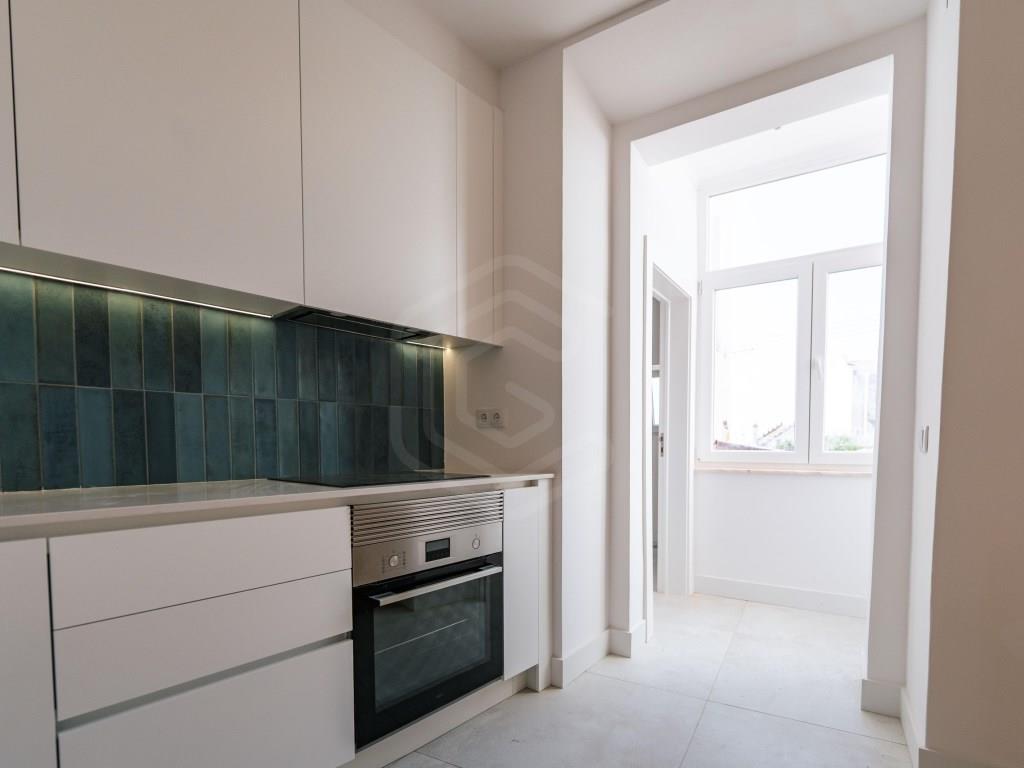 Apartment of 120 m2 with river view with approved project for 3 bedroom duplex with use of attic in