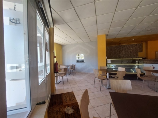 Restaurante inserido numa zona com movimento todo o ano e de fácil acesso em Silves.