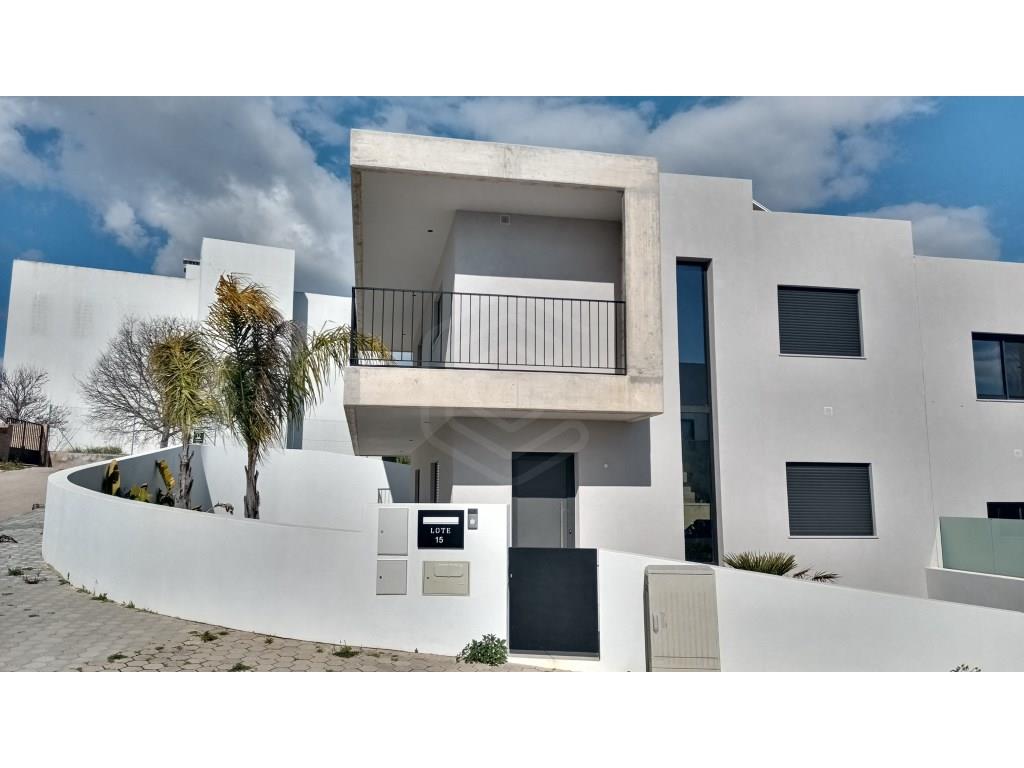 Casa con piscina en una urbanización tranquila en Alvor, Algarve