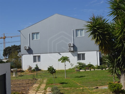Entrepôt industriel avec un bon accès à Boliqueime, Algarve