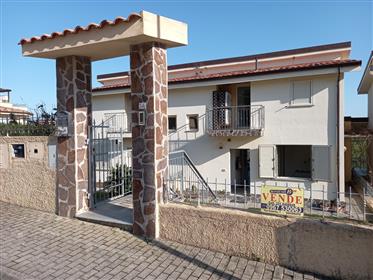 Badolato Marina vende villa bifamiliare