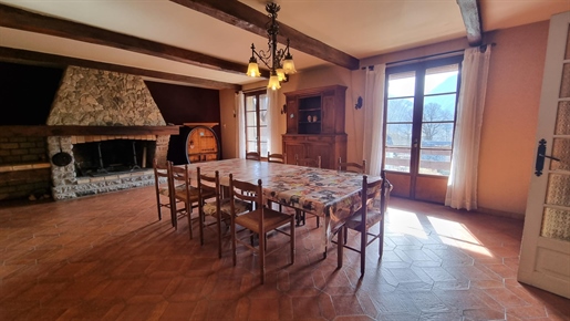 Beaucens: Beautiful property of 320 m2 with 2 rental gîtes, a garage and land 2351 m2