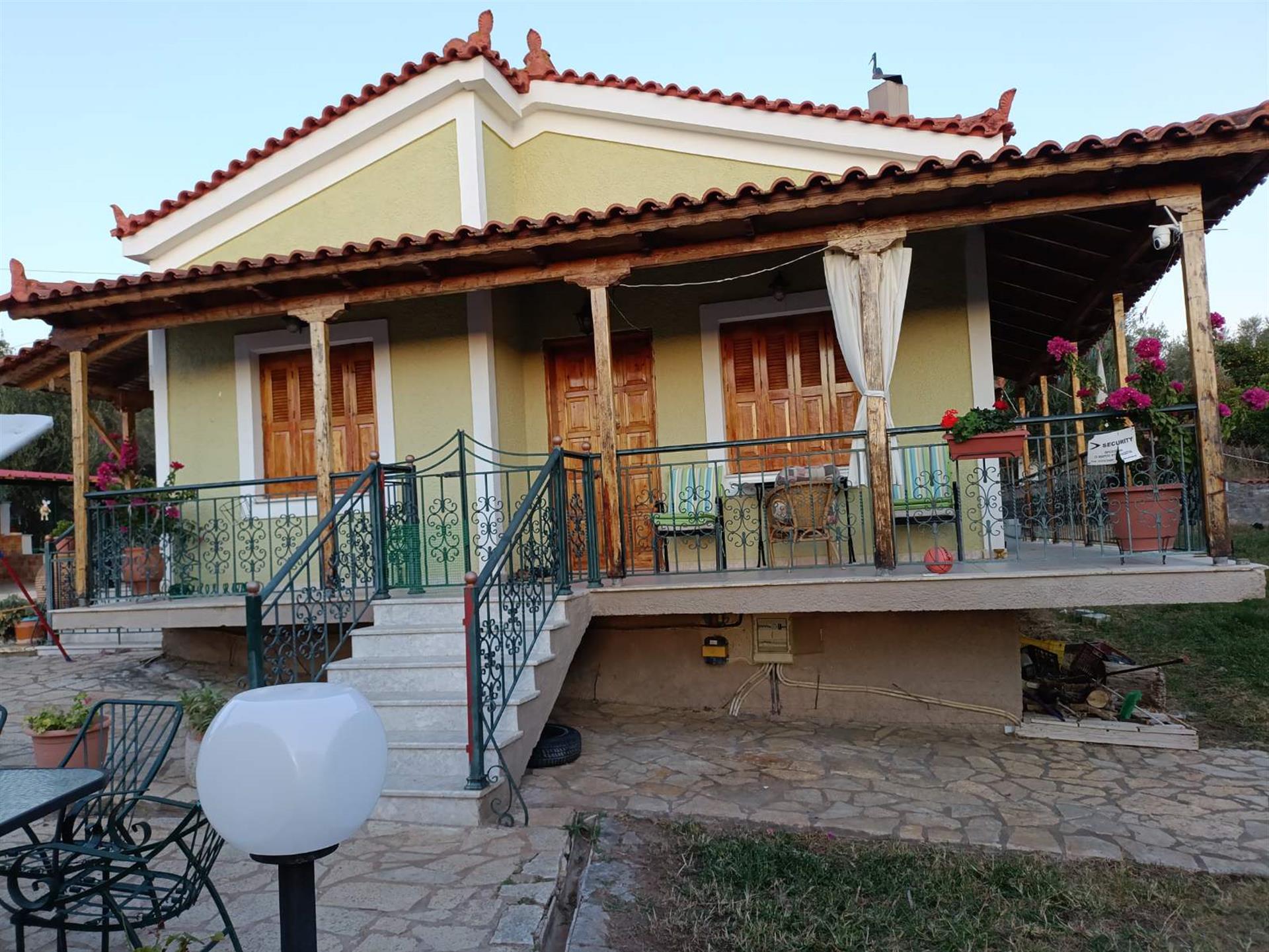 Samostatně stojící dům o rozloze 120 m² Na 2 000 m² velkém Děj v klidné oblasti Messinie