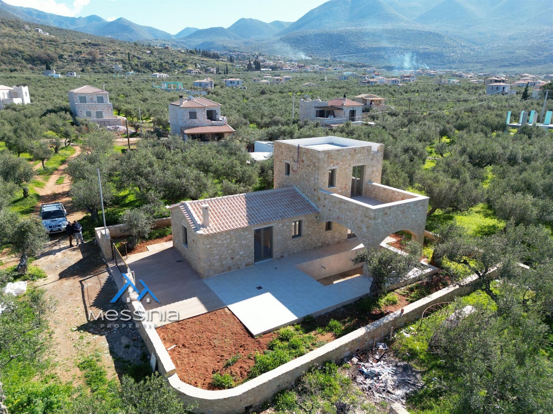 Nuova casa tradizionale in pietra ad Agios Nikolaos