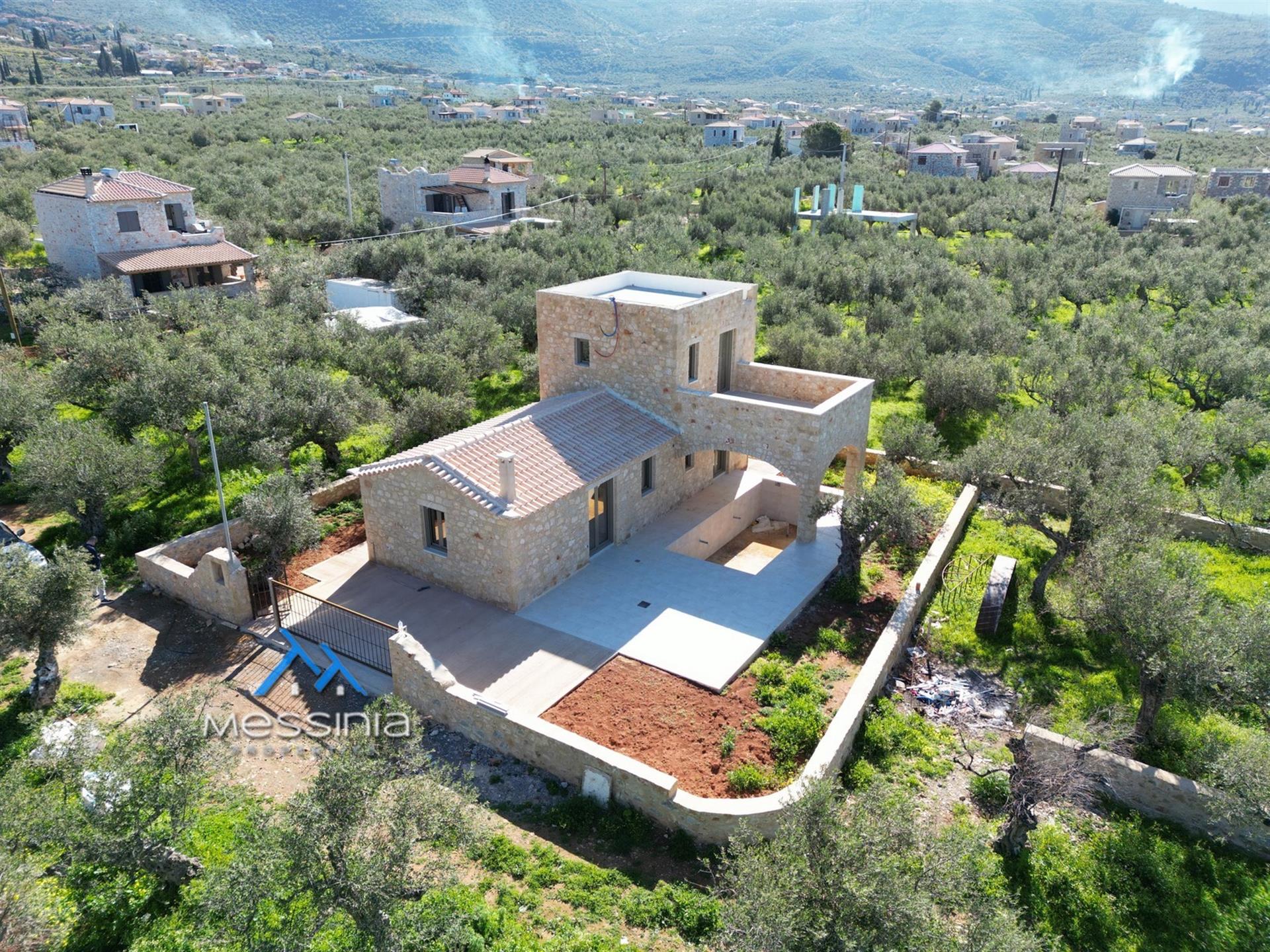 Nouvelle maison traditionnelle en pierre à Agios Nikolaos