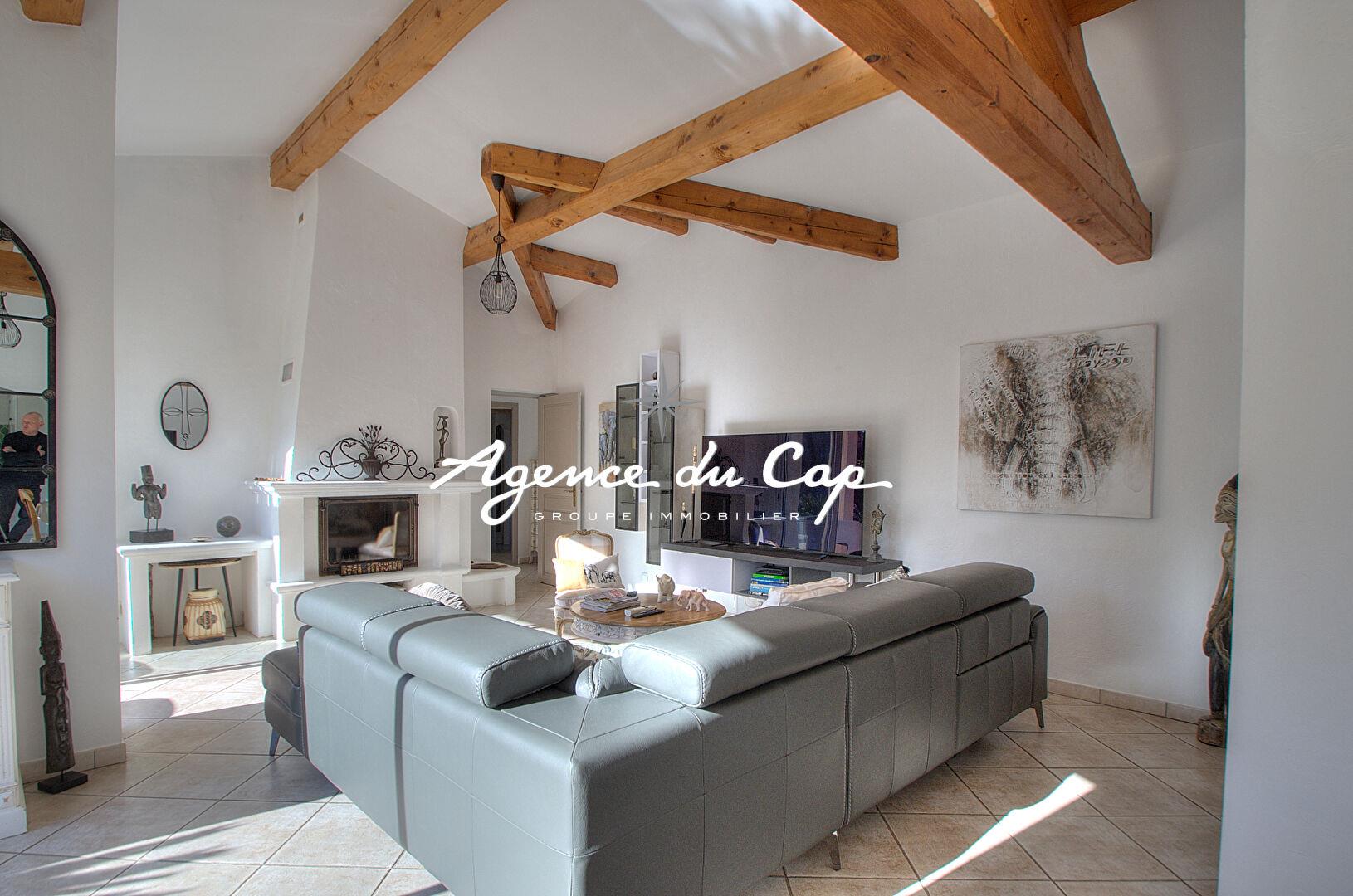 Single-Story Villa In A Quiet Location And Within Walking Distance Of The Center And Sea Of Saint Ay