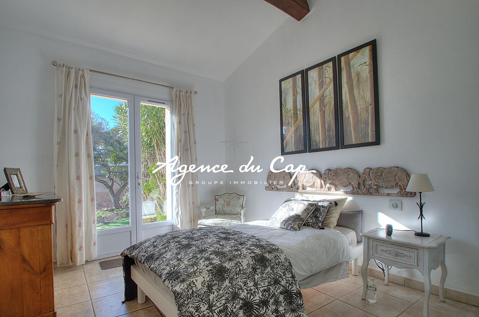 Single-Story Villa In A Quiet Location And Within Walking Distance Of The Center And Sea Of Saint Ay