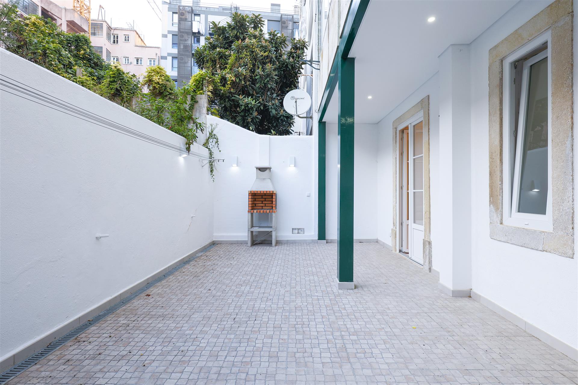 Apartamento remodelado com terraço no coração de Lisboa 