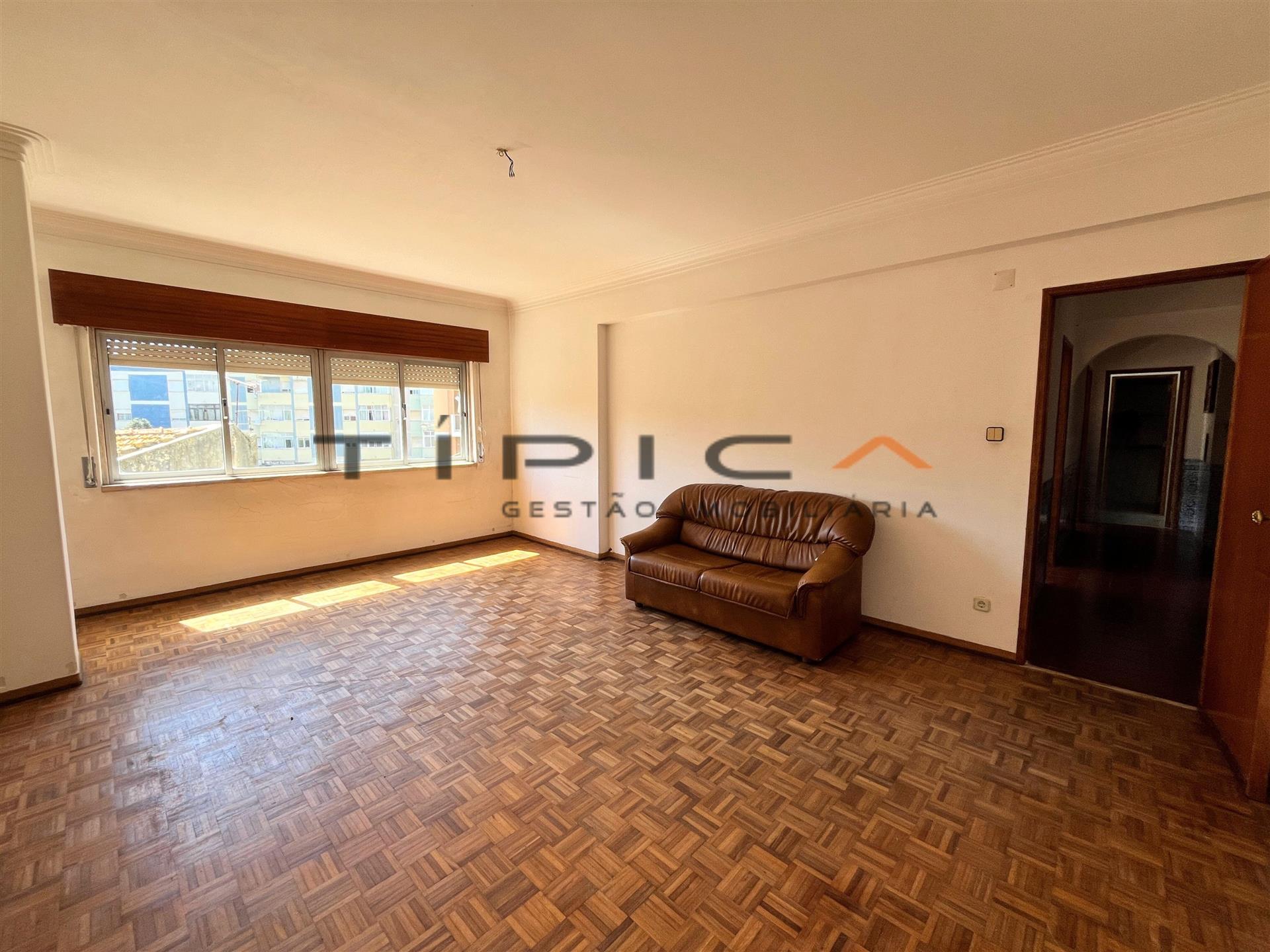 2 bedroom apartment in quiet square: Ideal for housing or investment
