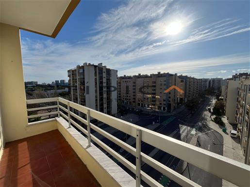 Está à procura de um apartamento renovado em Telheiras?
