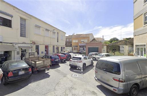 Store for investment with tenant in Carregado 