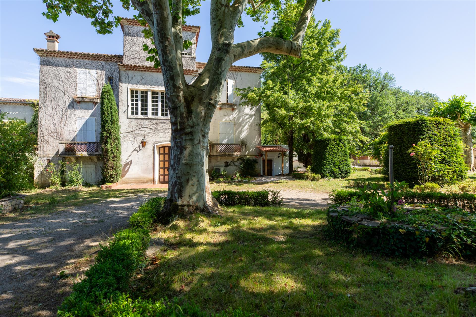 Unique estate: 4 houses, manor, mill, river and high-end love-room