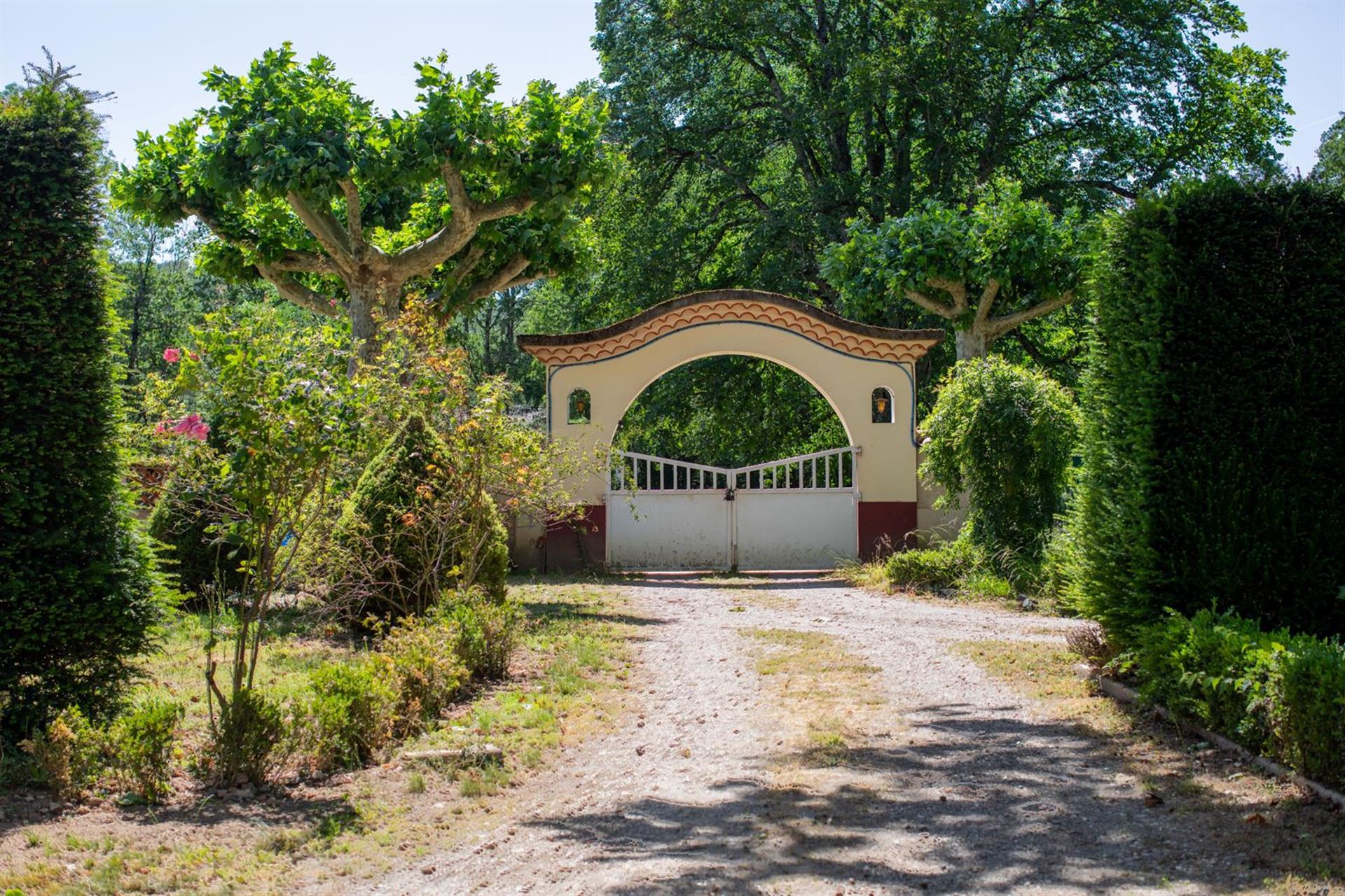 Unique estate: 4 houses, manor, mill, river and high-end love-room