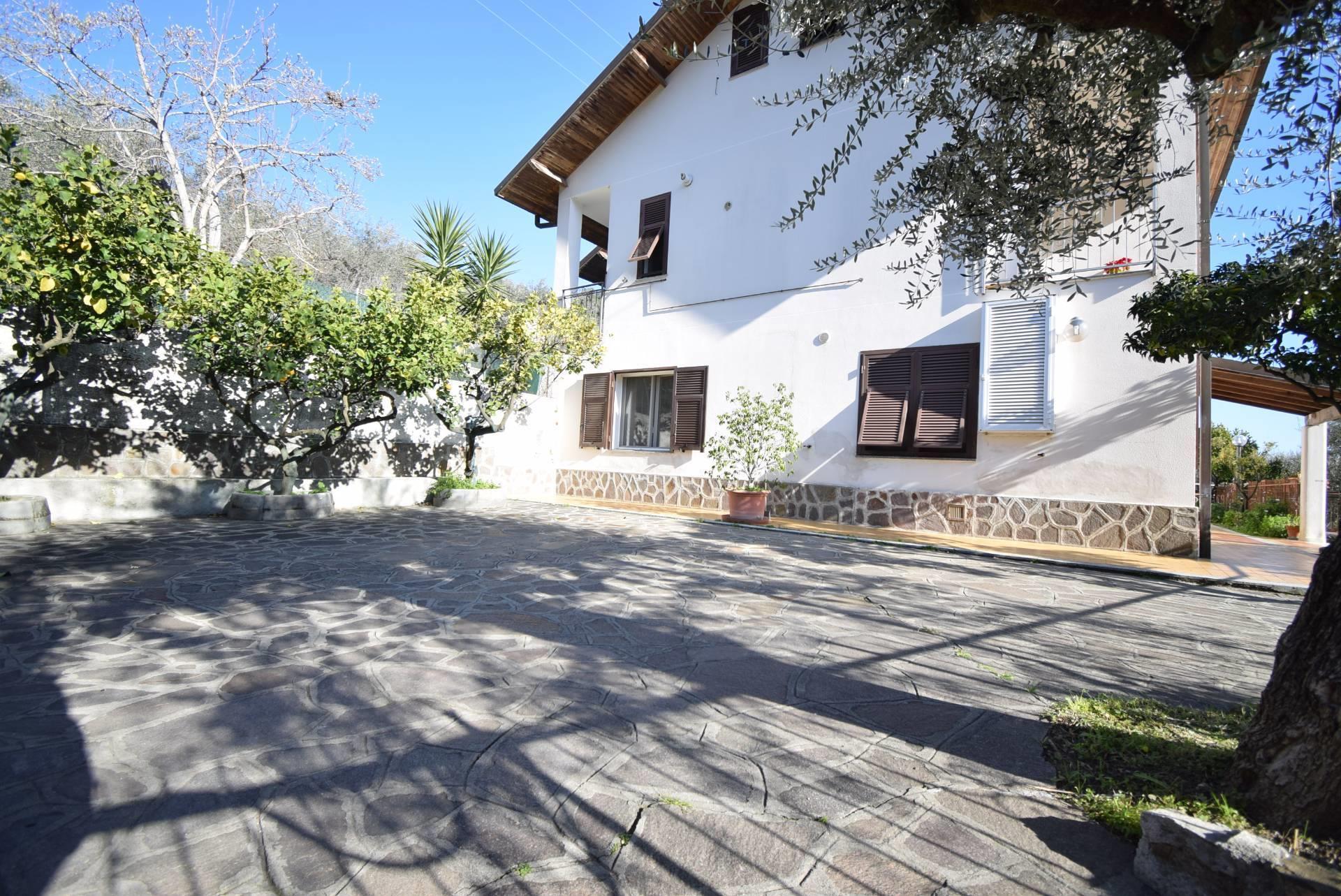 Apartment 100 m2 in Diano Castello