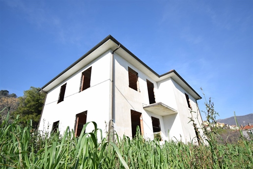 Dom wolnostojący o powierzchni 200 m2 w Diano Arentino