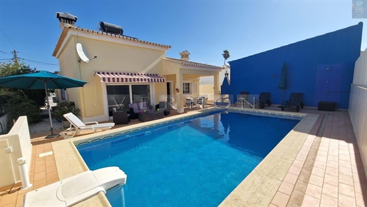 3 bedroom single storey house with pool and garage, 5 min. By car from Carvoeiro beach