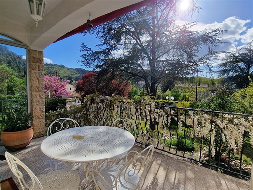 Maison avec beau terrain arboré au pied des cevennes