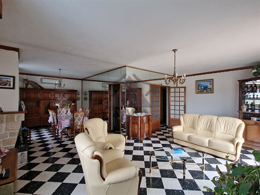 Large house ideally located with swimming pool and two possible accommodations