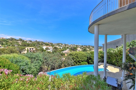 Charmante Provençaalse Villa met Uitzicht op Zee en Infinity Pool in Les Issambres