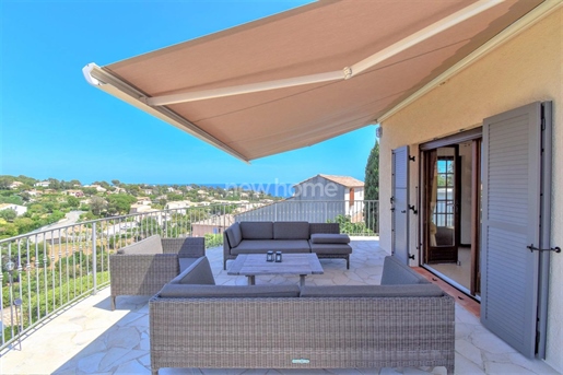 Charmante Provençaalse Villa met Uitzicht op Zee en Infinity Pool in Les Issambres