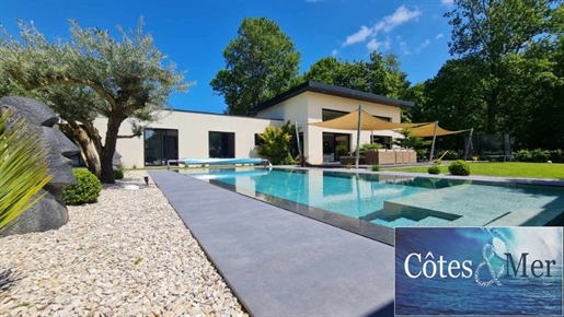 Gelijkvloerse villa - 6 kamers - 159 m² - infinity pool (10 4) - garages - carport - terrein