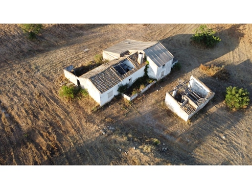 Vende-Se Ruina inserida num terreno com área de 9320m2 com projeto aprovado.