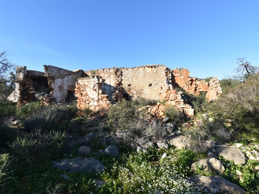 Grundstück zum Verkauf mit Ruine für den Bau eines Hauses mit maximal 300m2 in Moncarapacho