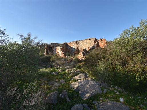 Grundstück zum Verkauf mit Ruine für den Bau eines Hauses mit maximal 300m2 in Moncarapacho