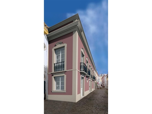 House in the historic area with approved project for 8 apartments in Faro