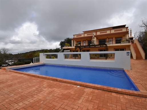 Vend si villa avec piscine surplombant serra dans la municipalité de Faro