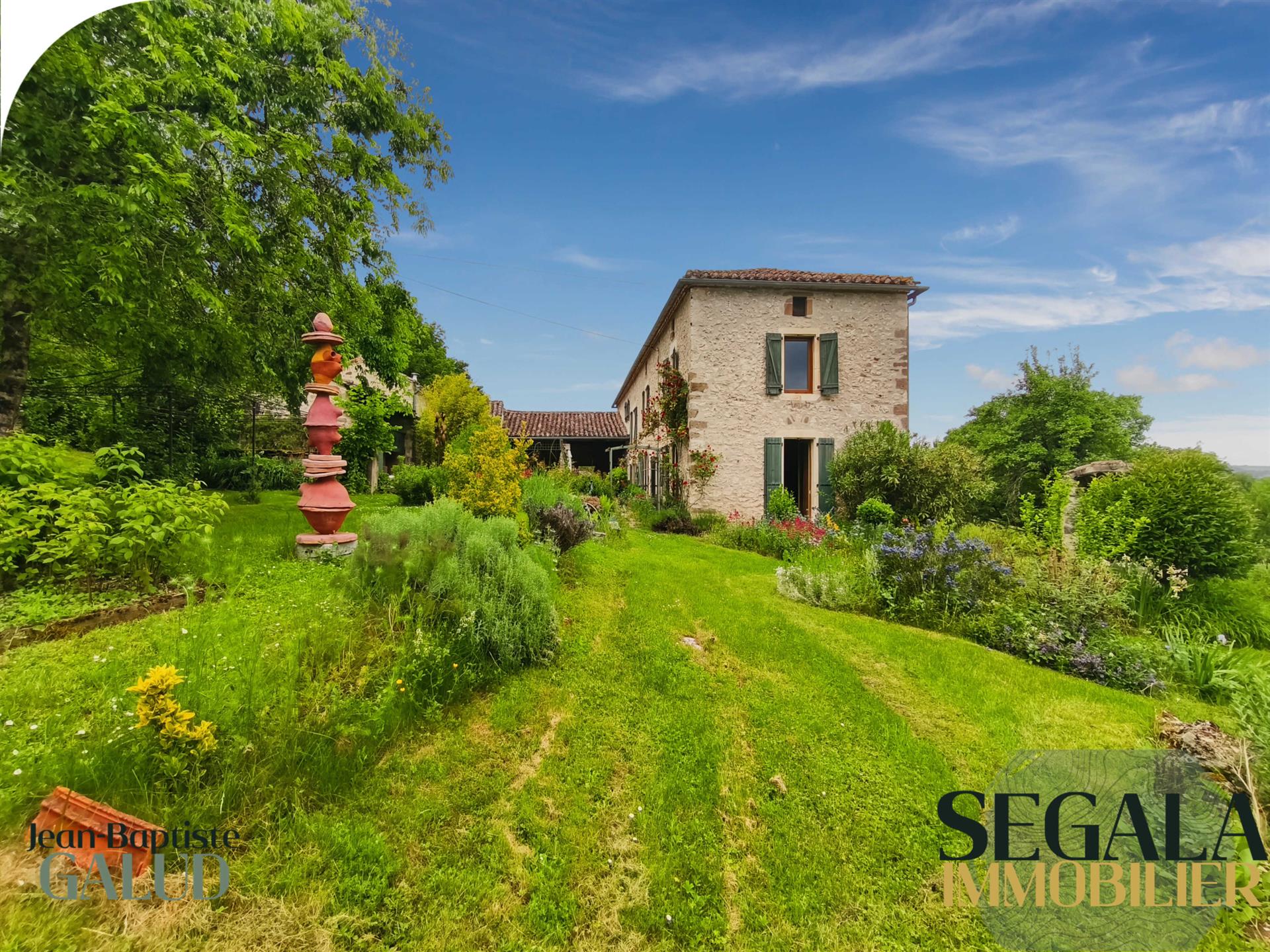 Renovated farmhouse on 4 hectares of land
