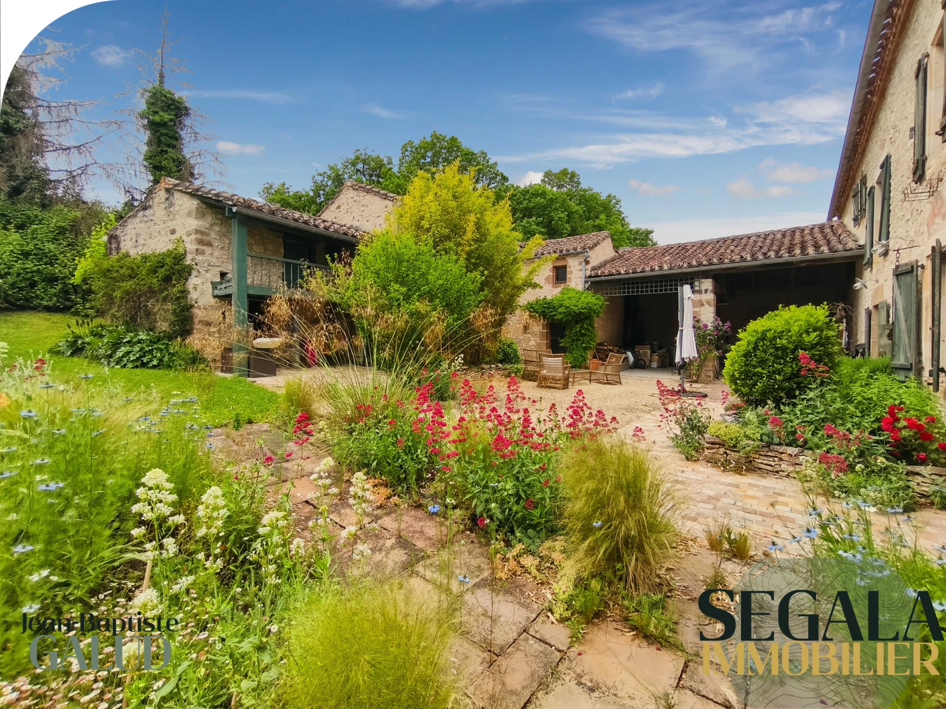 Renovated farmhouse on 4 hectares of land