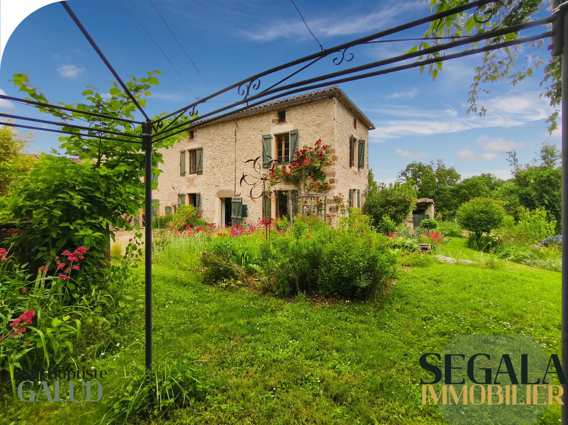 Renovated farmhouse on 4 hectares of land