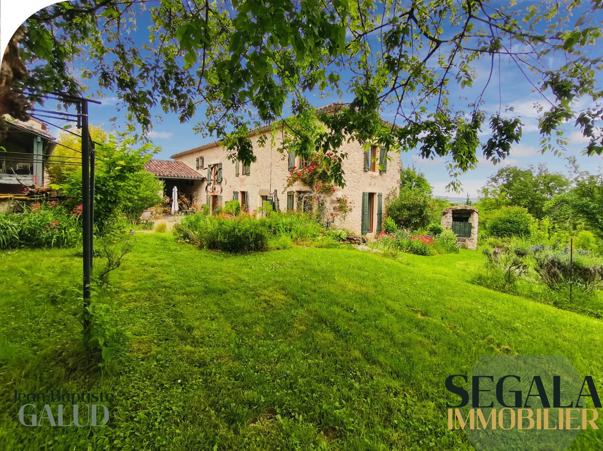 Renovated farmhouse on 4 hectares of land