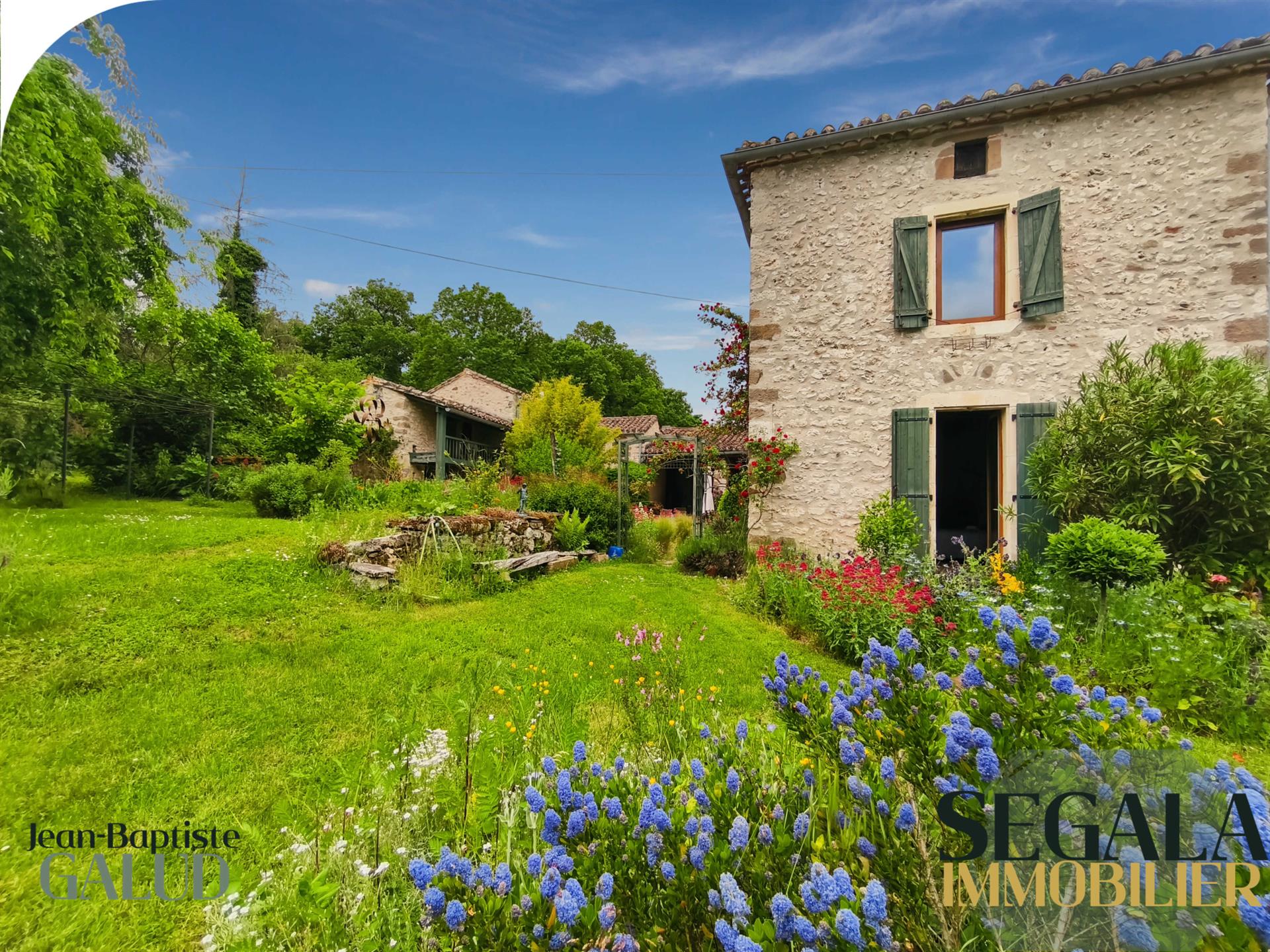 Renovated farmhouse on 4 hectares of land