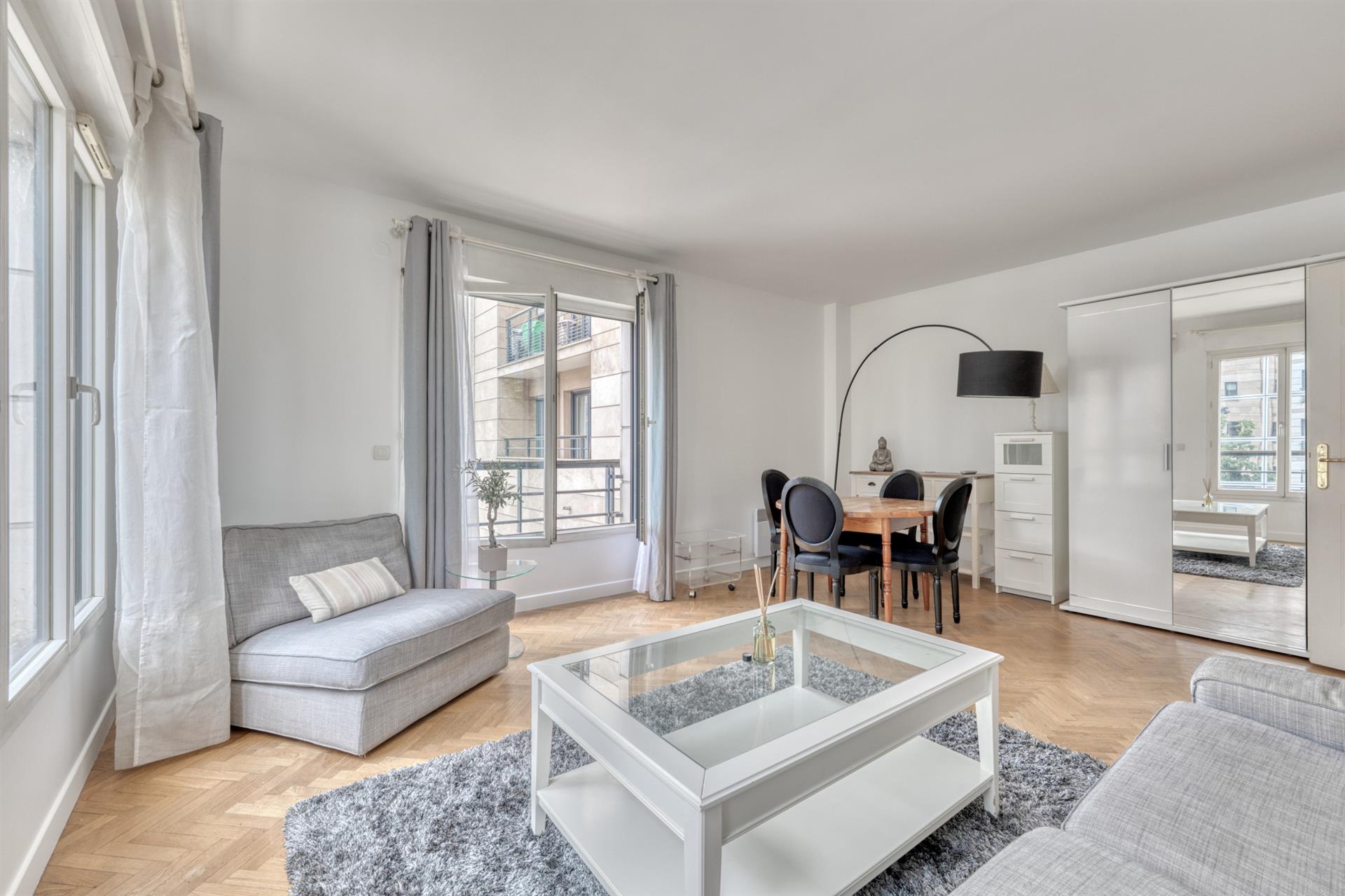 Apartament cu două camere cu pivniță și parcare