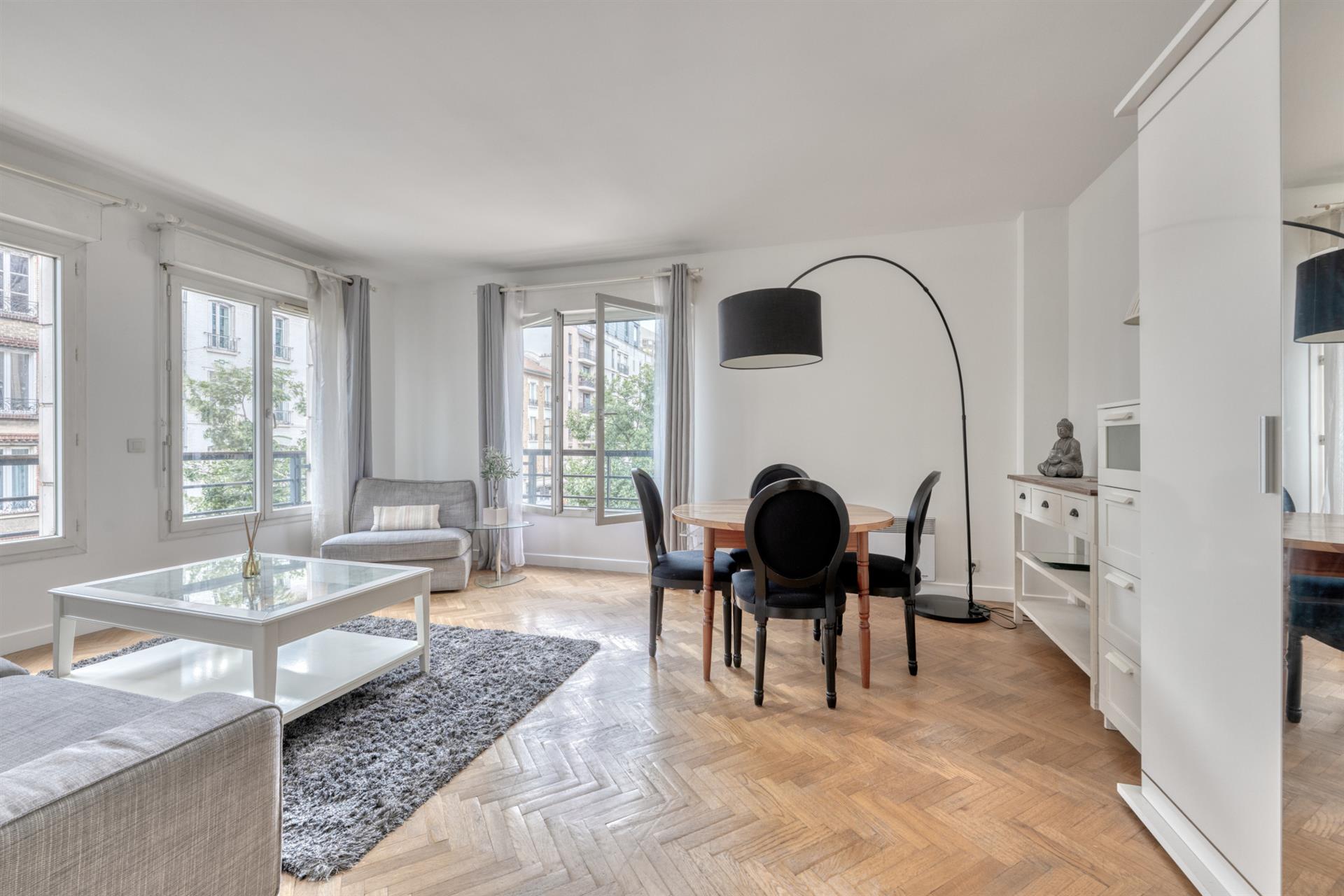 Apartament cu două camere cu pivniță și parcare