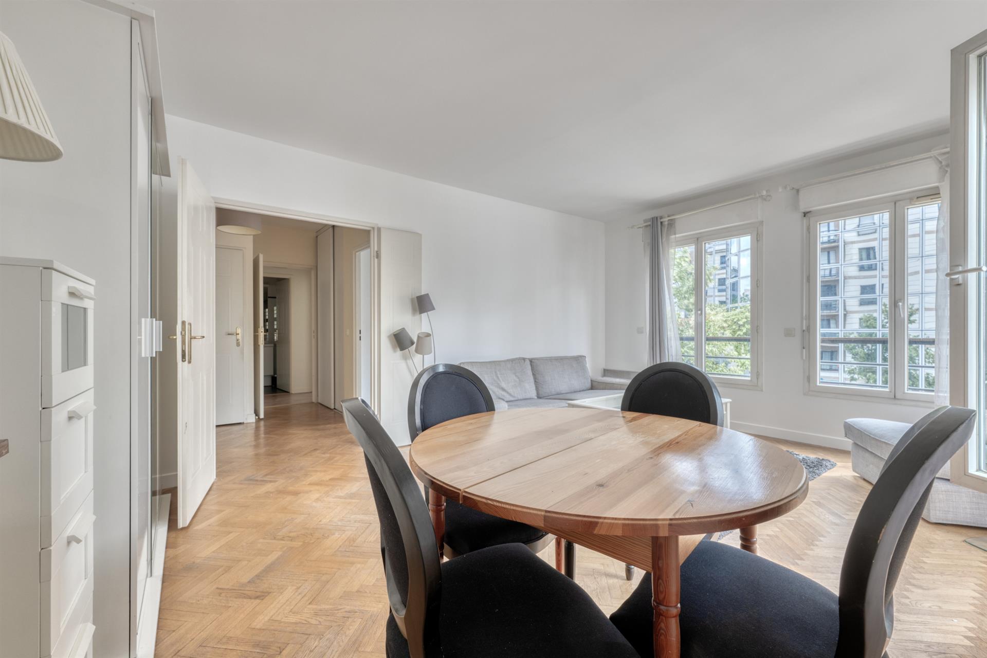Apartament cu două camere cu pivniță și parcare