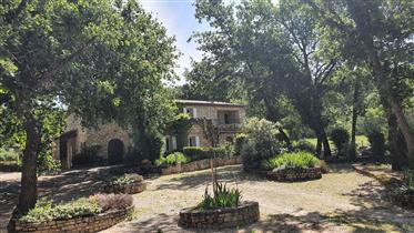 In the heart of the Luberon, on 2 hectares of landscaped garden with 3 additional hectares of wood,