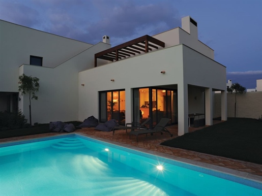 Villa de 2 chambres à coucher dans luxury Resort avec piscine et jardin.