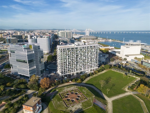 Apartment overlooking the river inserted in a private condominium in parque das Nações